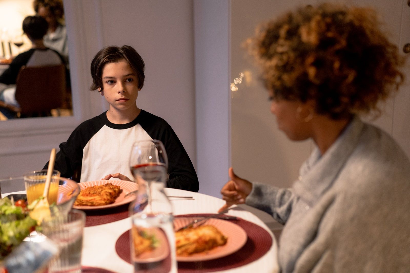 Esta noche no le quite el móvil a su hijo — deje el suyo
