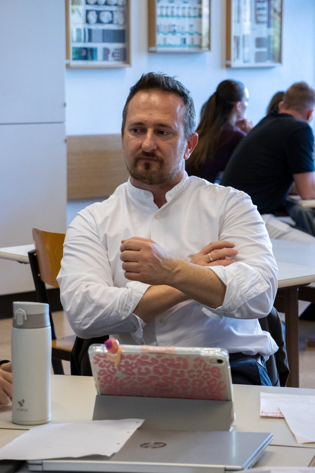 Mentor ascolta un team mentre sviluppa la sua idea