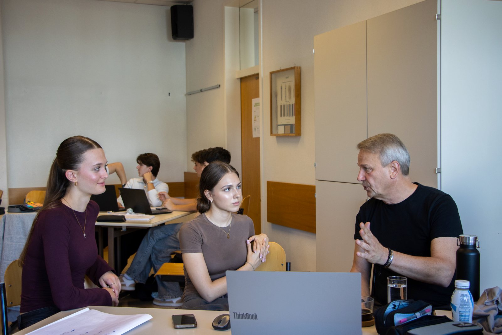 Sessione di mentoring con due studentesse al portatile